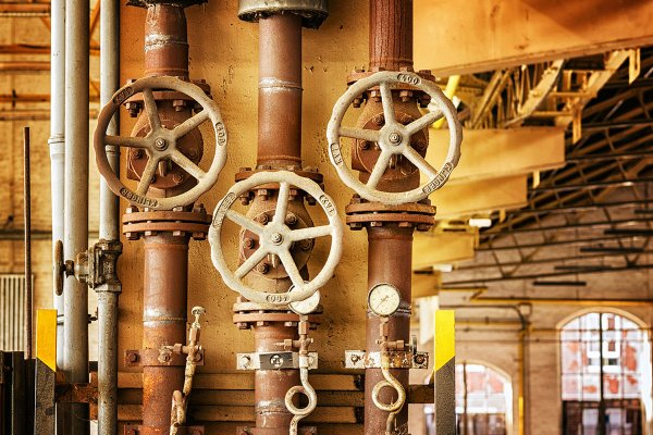 Endüstriyel tesislerde akışkan kontrolünün en kritik unsurlarından biri vanalardır. Ancak bir vananın doğru çalışabilmesi için yalnızca malzeme kalitesi yeterli değildir; doğru ölçülerde seçilmesi, sistemin verimli ve güvenli çalışması açısından hayati önem taşır.