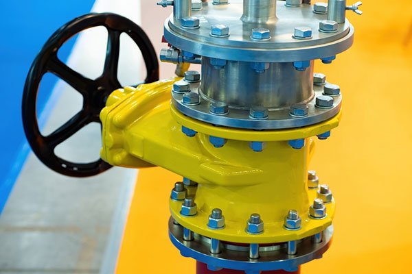 Endüstriyel tesislerden ev tesisatlarına kadar birçok uygulamada vanalar kritik bir rol oynar. Doğru vana seçimi, sisteminizin verimli ve güvenli çalışmasını sağlar. Peki, vana seçerken nelere dikkat etmelisiniz? 