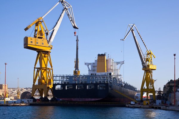 Vana seçiminde en kritik parametrelerden biri, ürünün basınca dayanımıdır. Ancak uluslararası projelerde farklı ölçü sistemleri kullanıldığından, basınç birimleri arasında karışıklık yaşanabilir. Avrupa’da bar, Amerika’da PSI (pound per square inch), uluslararası teknik standartlarda ise MPa (megapascal) yaygın olarak kullanılır.