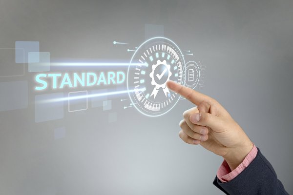 Endüstriyel vanalar, akışkan kontrolü için kullanılan en kritik ekipmanlardan biridir. Ancak sadece vana tipinin değil, üretim ve kalite standartlarının da doğru seçilmesi gerekir. Çünkü vana seçiminde güvenlik, uzun ömür ve sistem uyumluluğu doğrudan bağlıdır. Bu noktada en sık karşımıza çıkan uluslararası standartlar EN ve ISO’dur. Peki, bu standartlar vanalarda ne anlama geliyor?